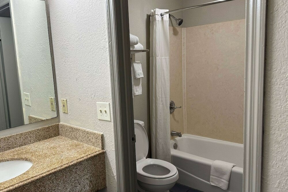 Фото Days Inn by Wyndham Columbia Ne Fort Jackson