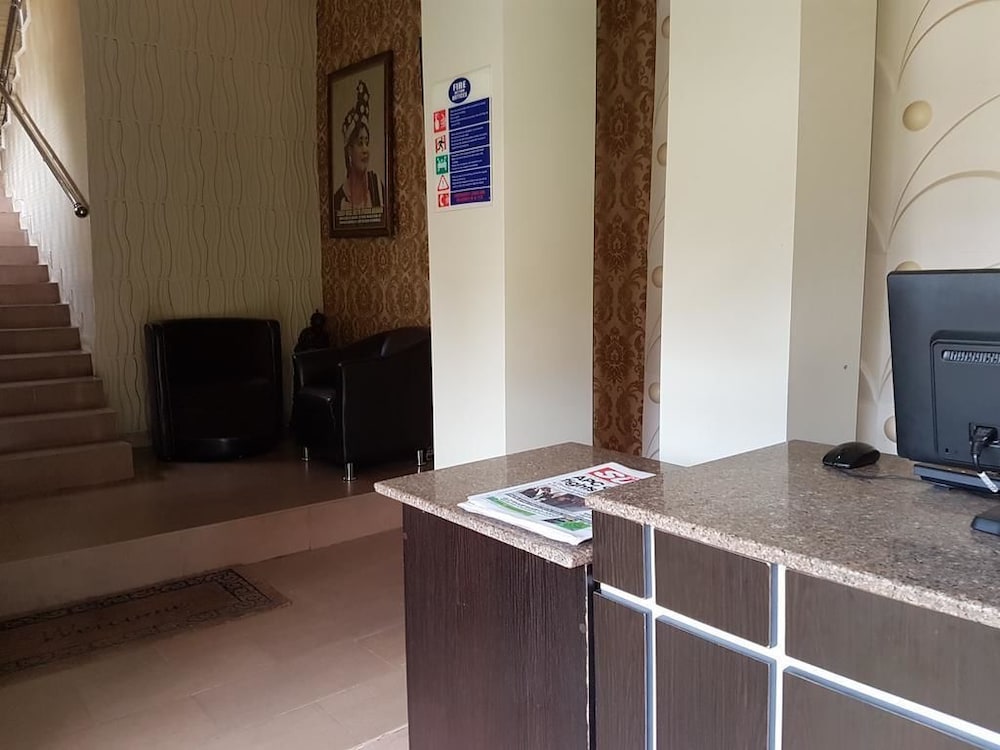 Фото Eddy Vic Hotel