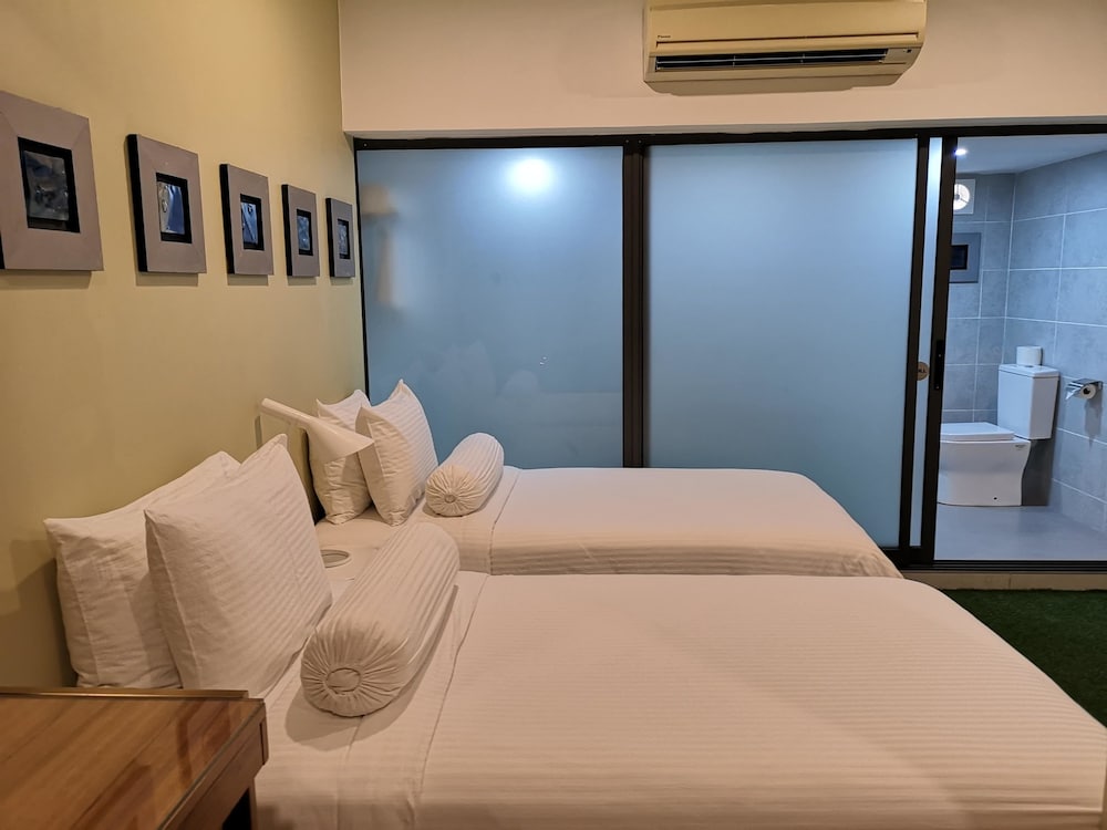 Фото Bedrock Hotel