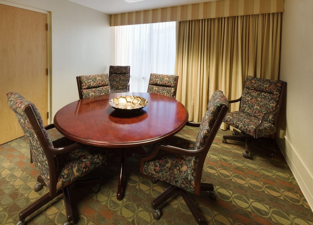 Фото Holiday Inn Express & Suites Springfield