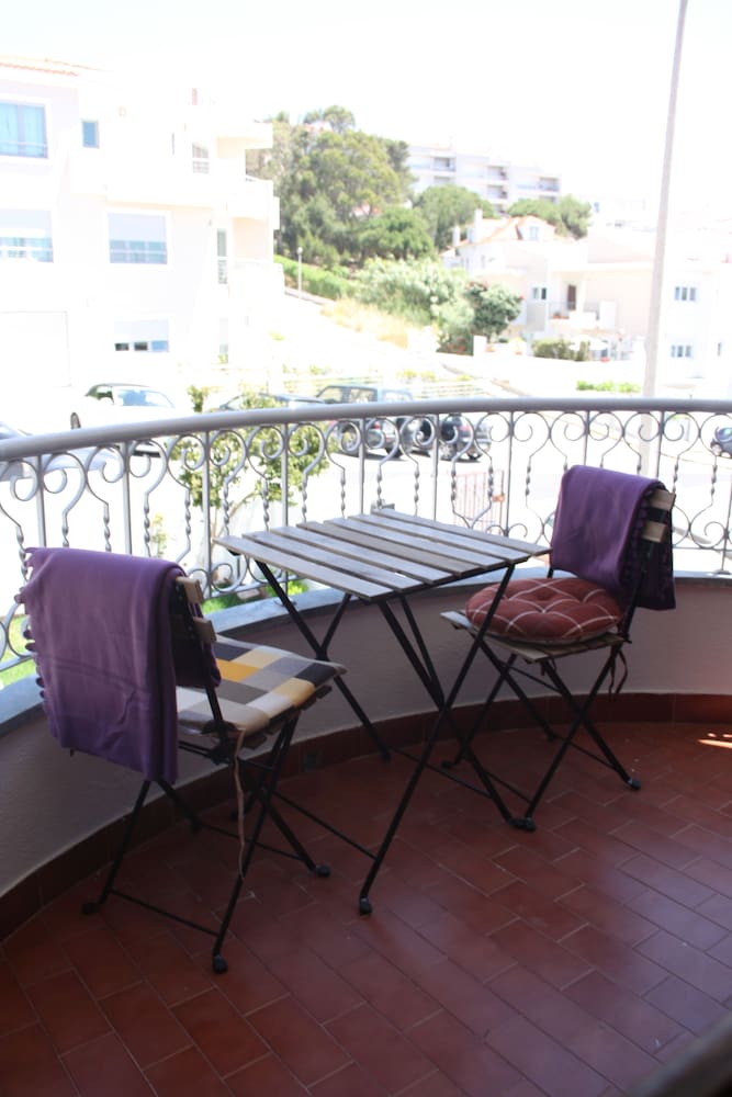 Фото Ericeira Chill Hill Hostel & Private Rooms - Peach Garden