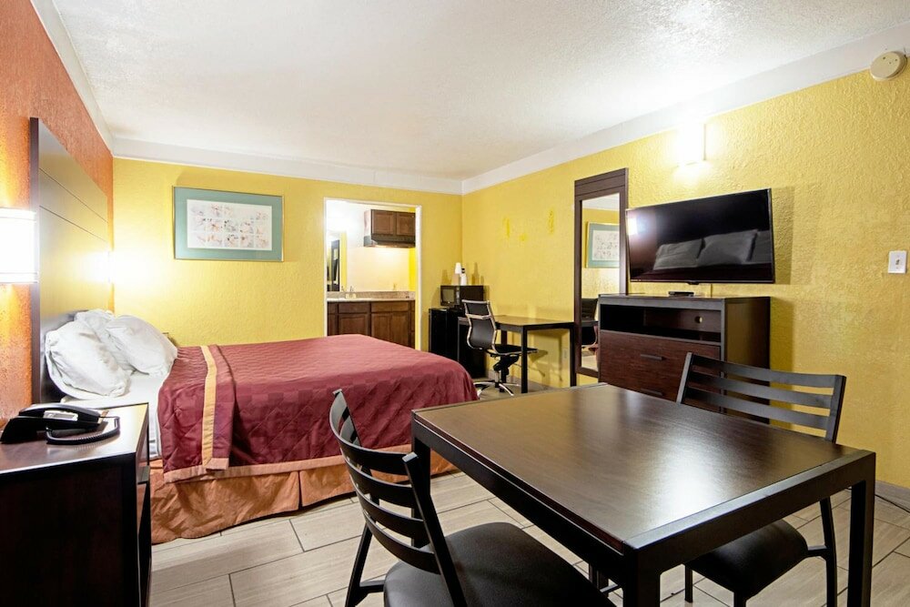 Фото Economy Inn & Suites