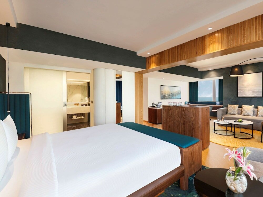 Фото Novotel Mumbai Juhu Beach Hotel