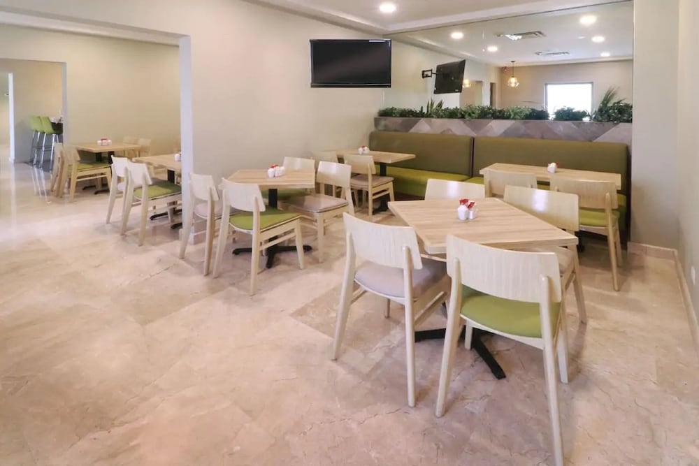 Фото Wyndham Garden Monterrey Valle Real