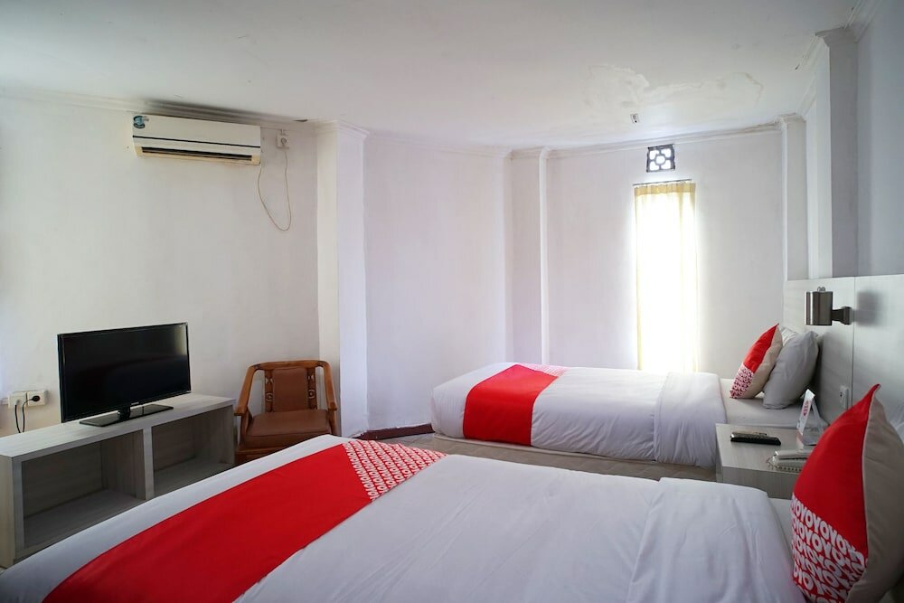 Фото Capital O 2885 Hemra Hotel