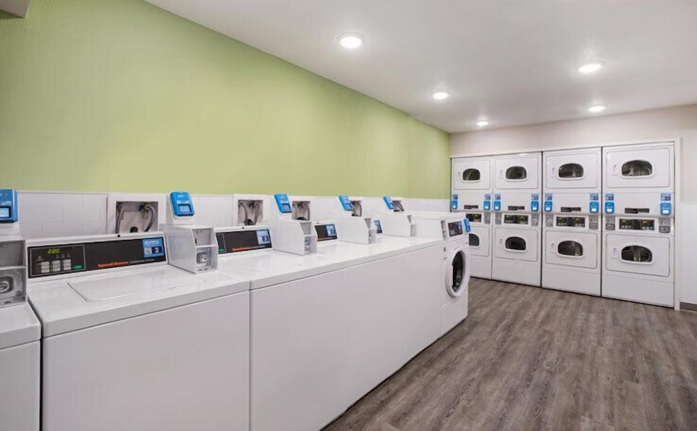 Фото Woodspring Suites Dearborn - Detroit