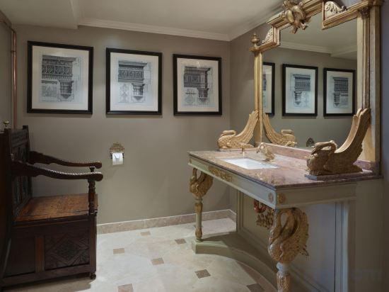 Фото Batty Langley's