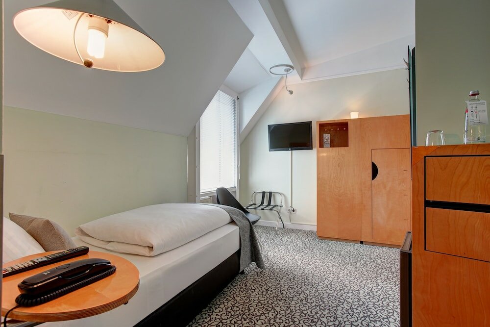Фото Premier Inn Koeln City Centre
