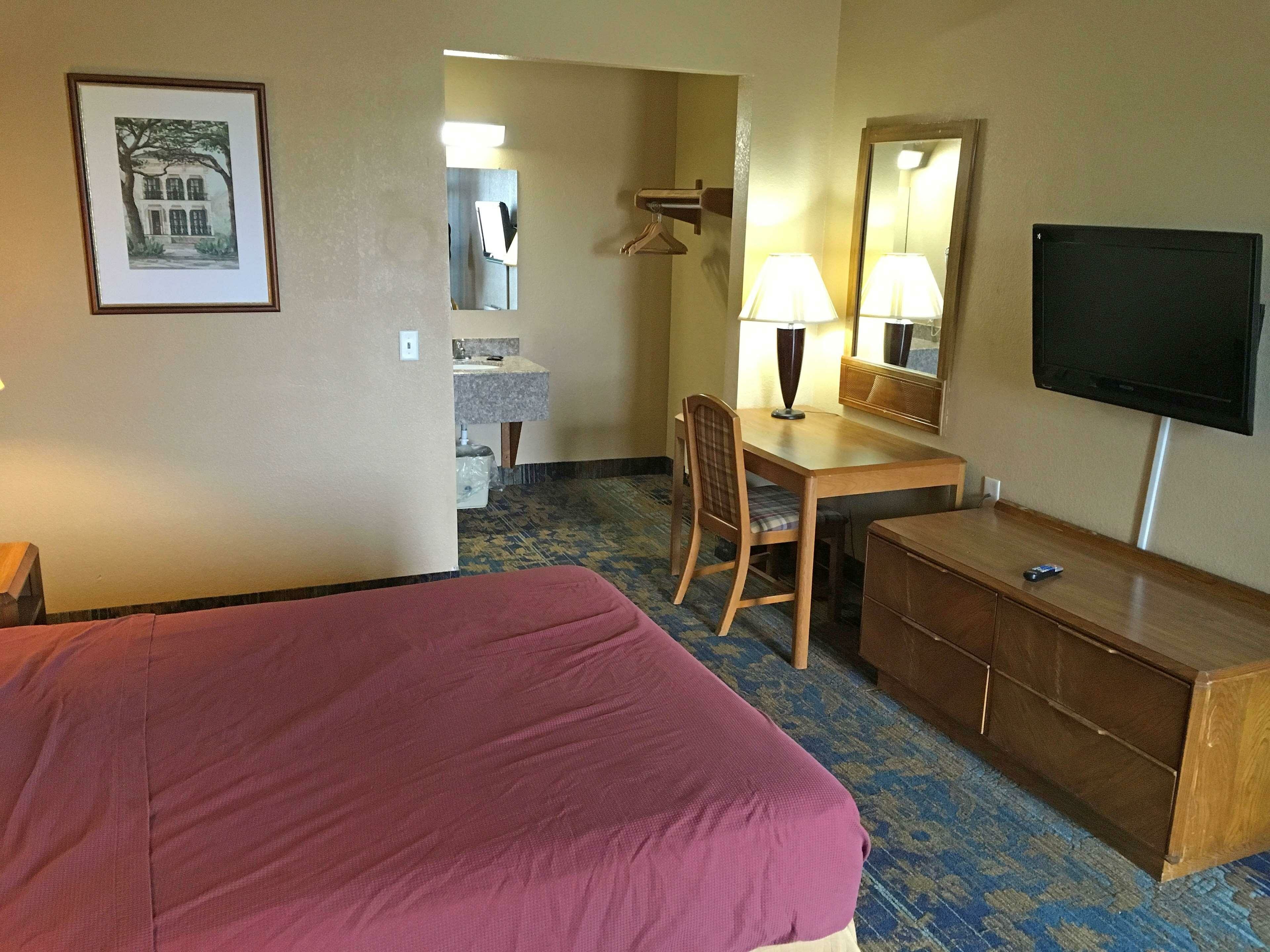 Фото Americas Best Value Inn Livonia Detroit
