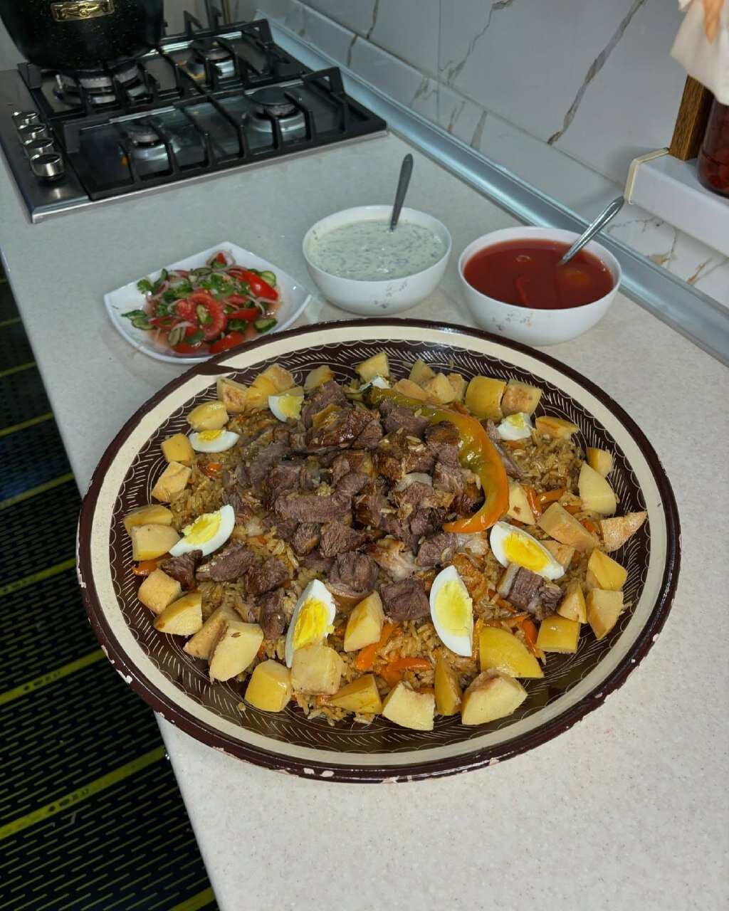 Er xotinining oshiqlarining spermasini yeydi