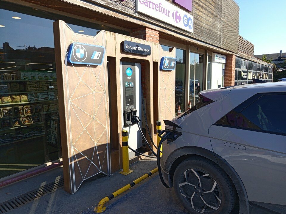 Electric car charging station Esarj, Istanbul, photo