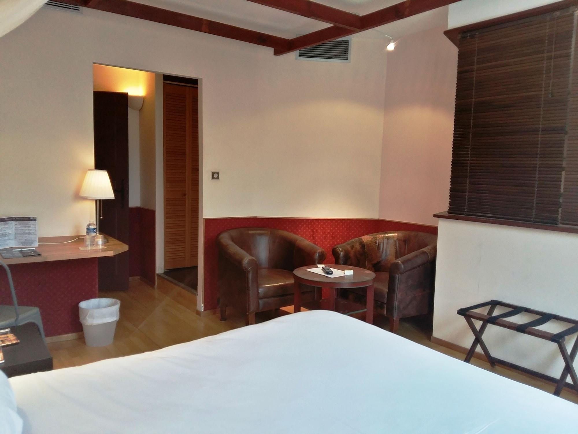 Фото Logis Hôtel Les Pages