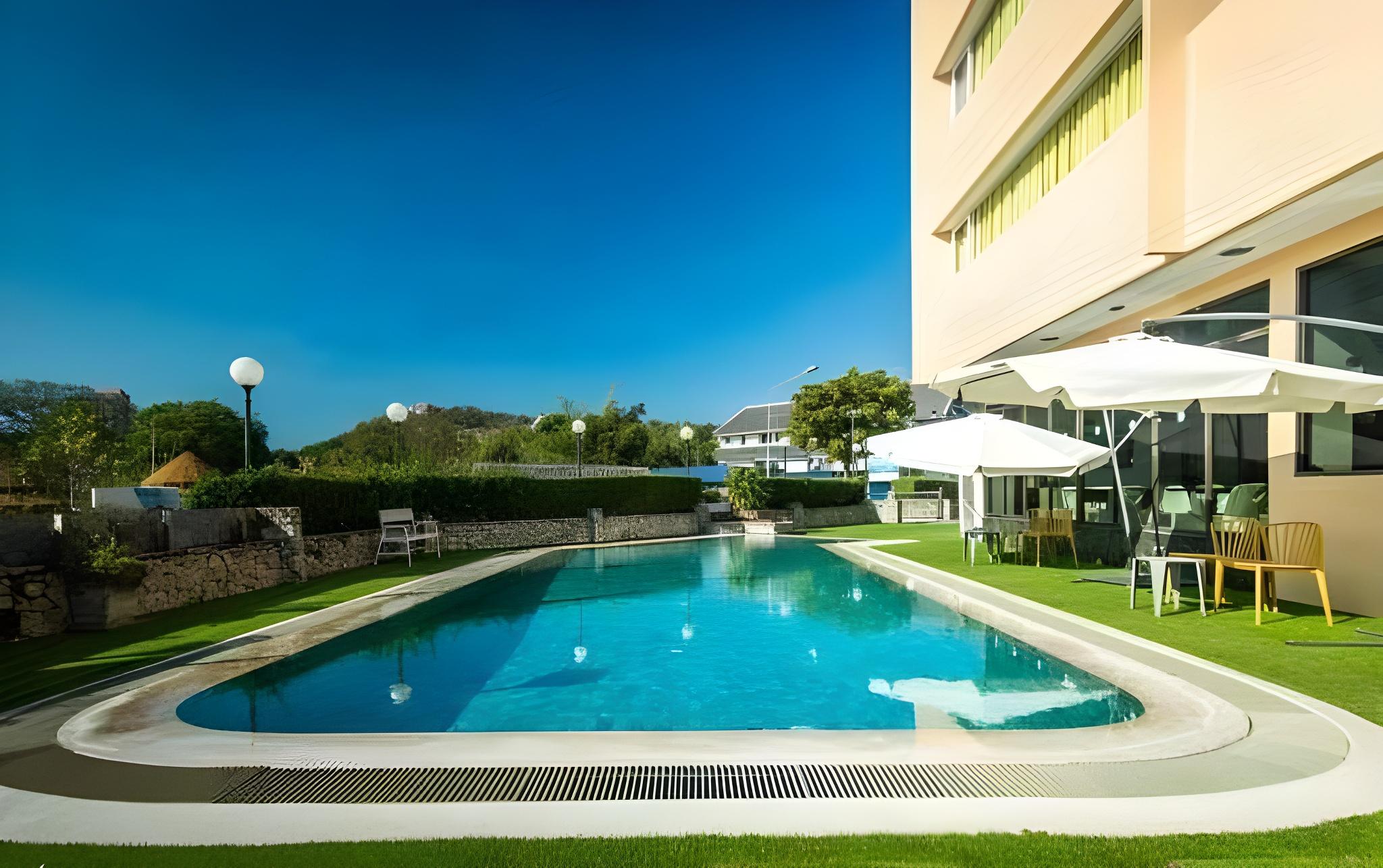 Фото Bangsaen Villa Hotel