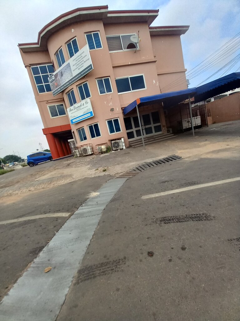Hotel Castle Junction Bus Stop, Accra, photo