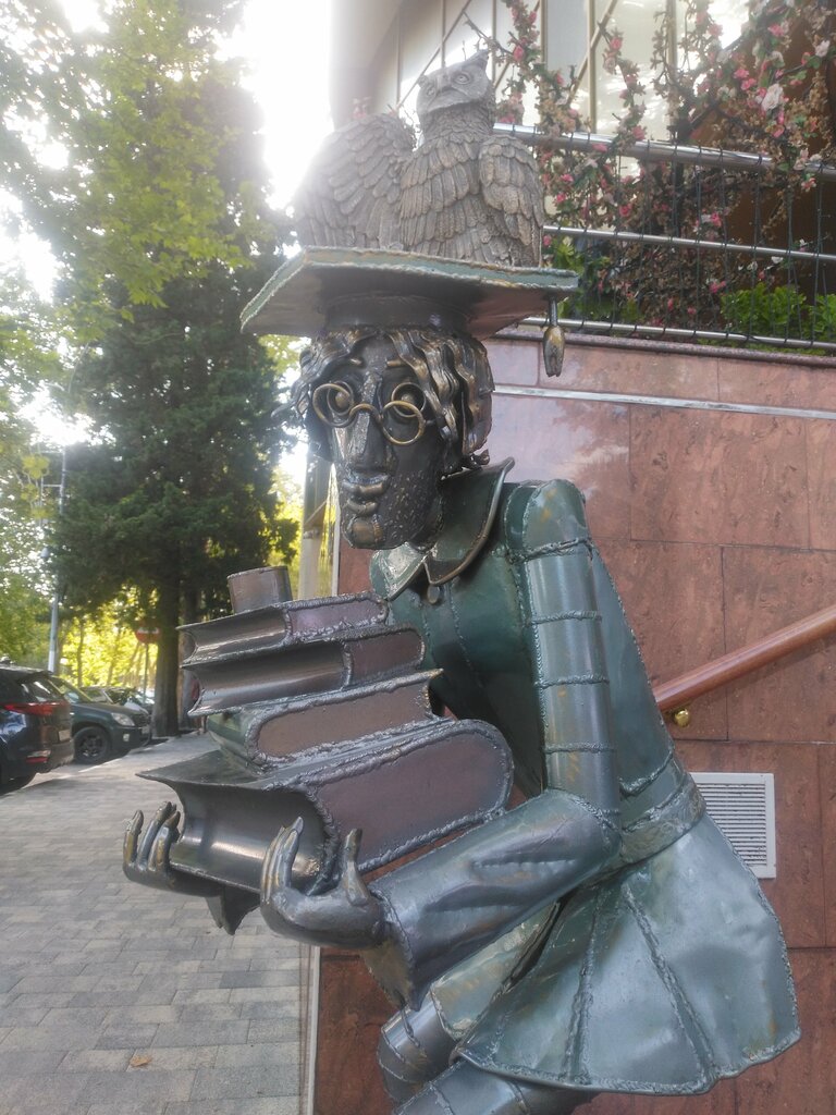 Genre sculpture Бедный студент, Sochi, photo