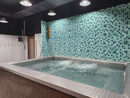 Tukli pubik sochlari bilan yalangoch onalar