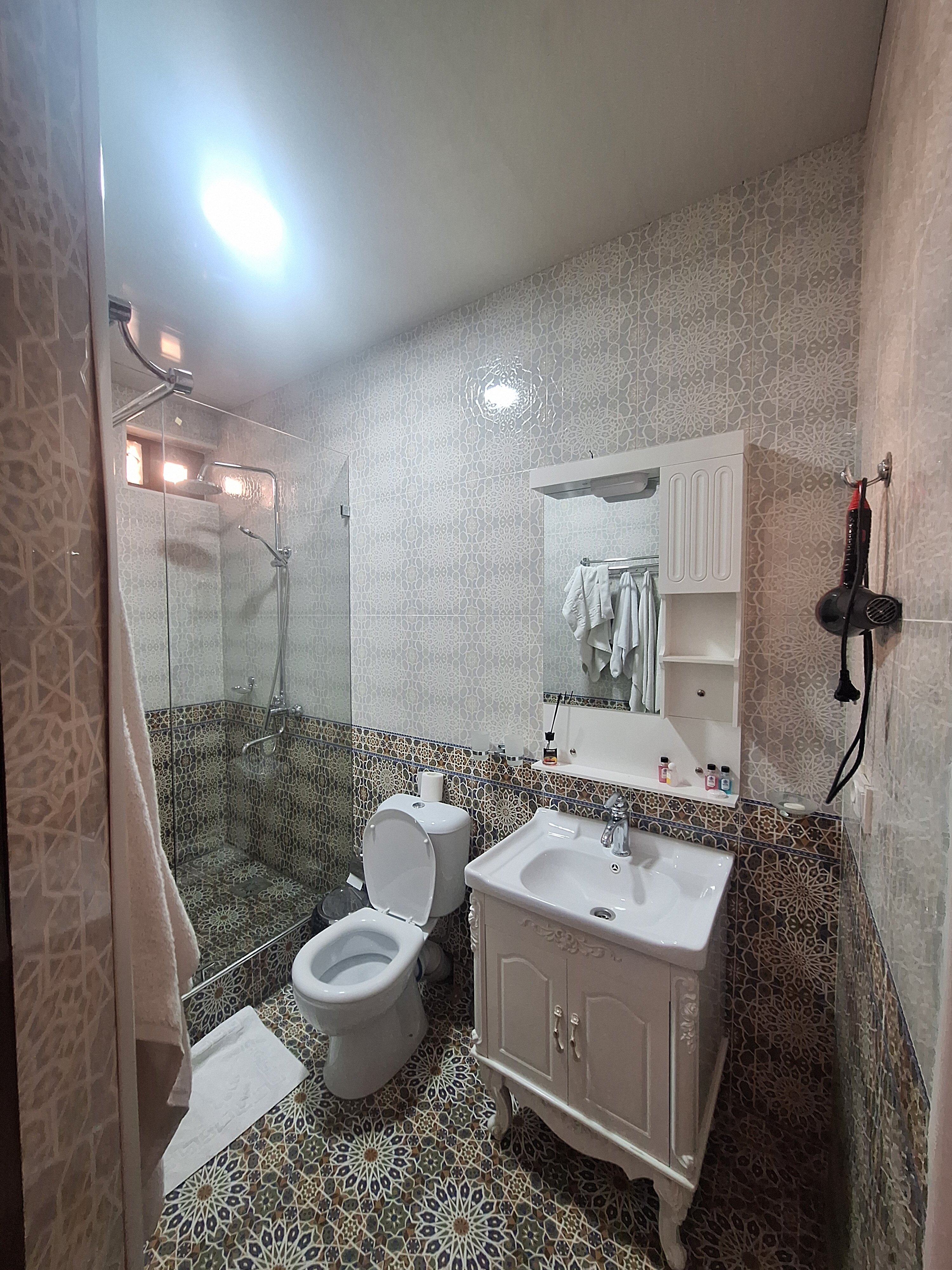 Фото Suzangaron Hotel