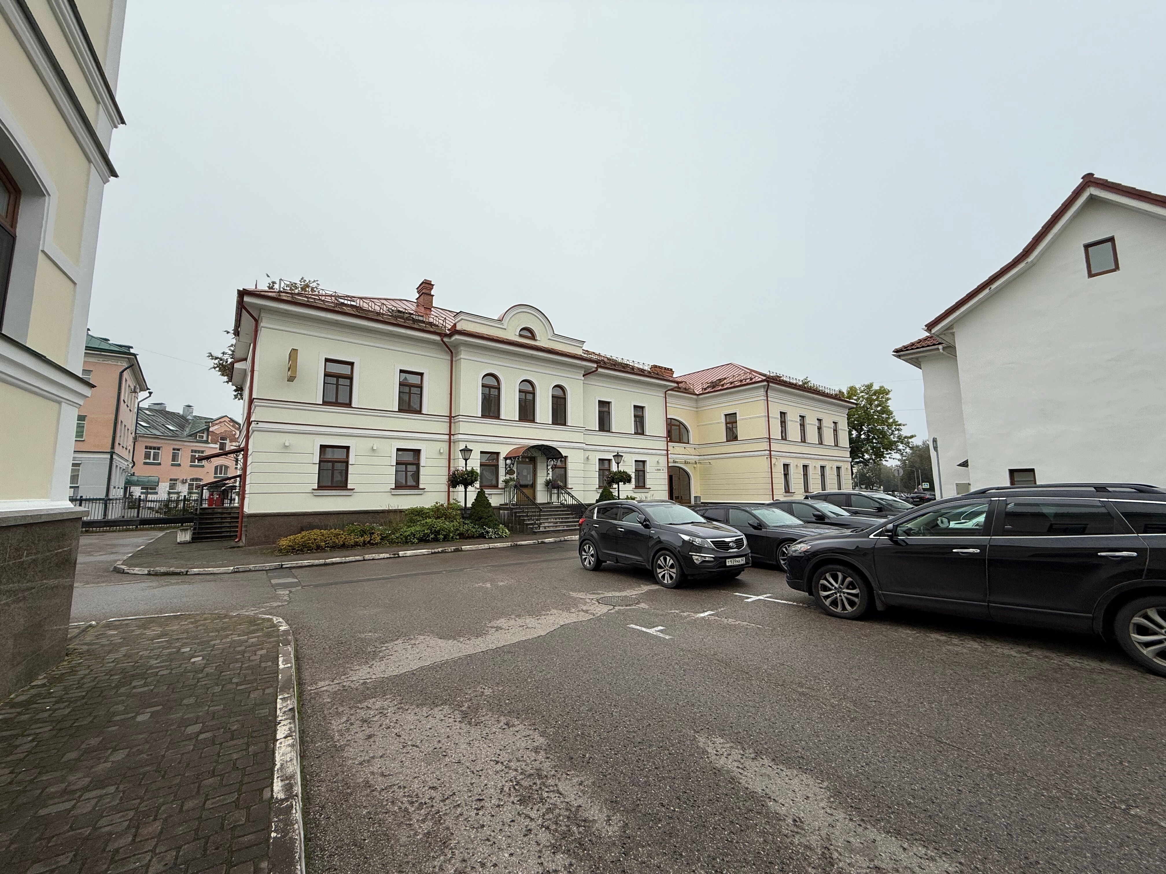 Фото Двор Подзноева, Бизнес корпус