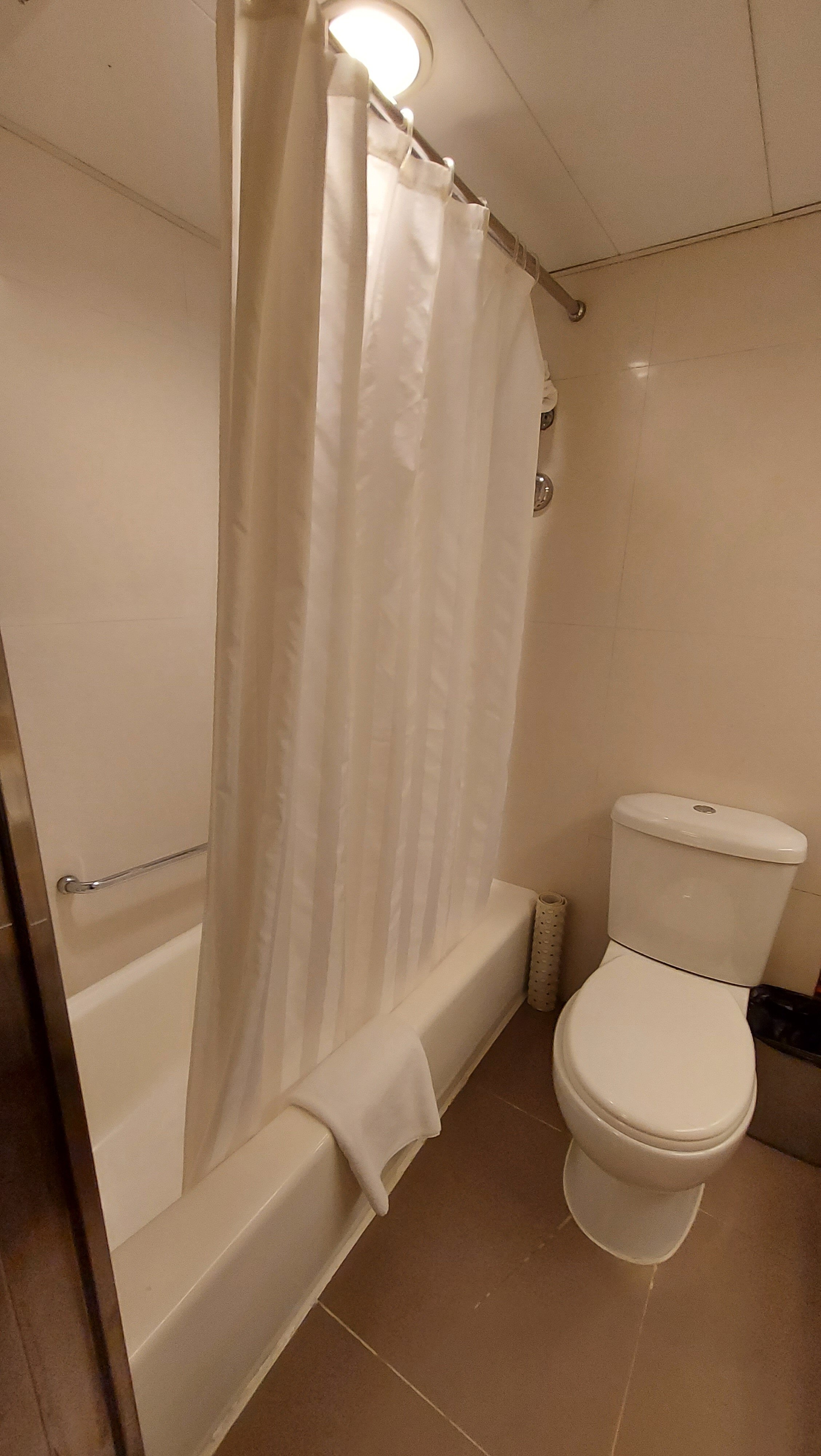 Фото The Royal Pacific Hotel and Towers