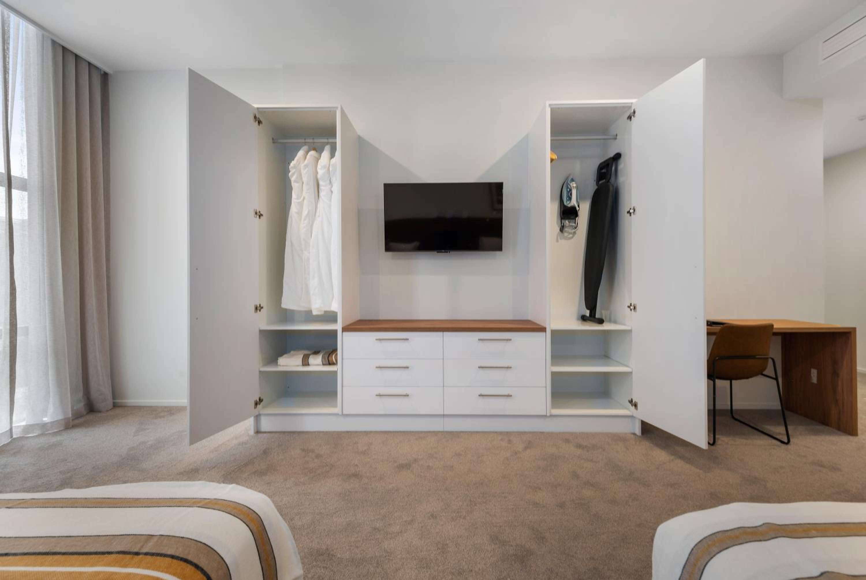 Фото Southwark Hotel & Apartments