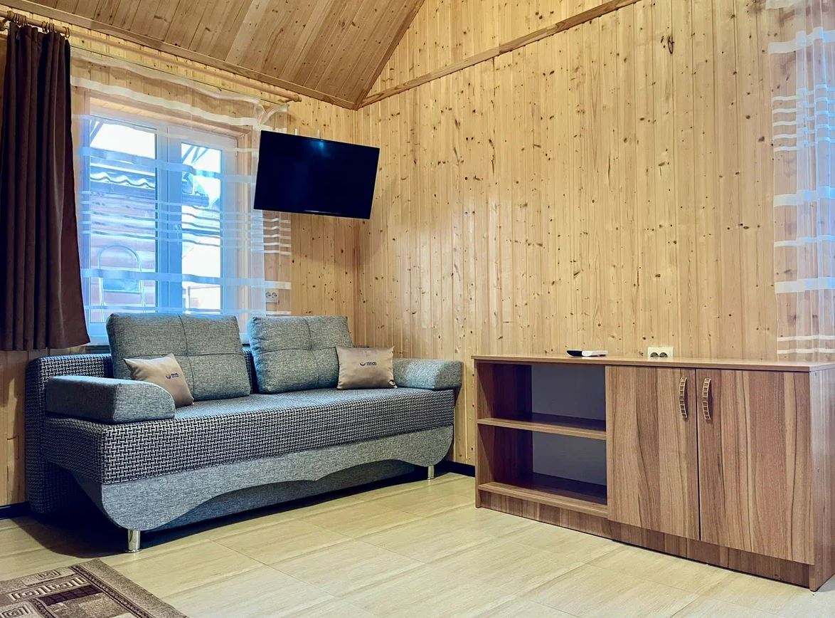 Фото У пруда от Травел Хотелс Антураж