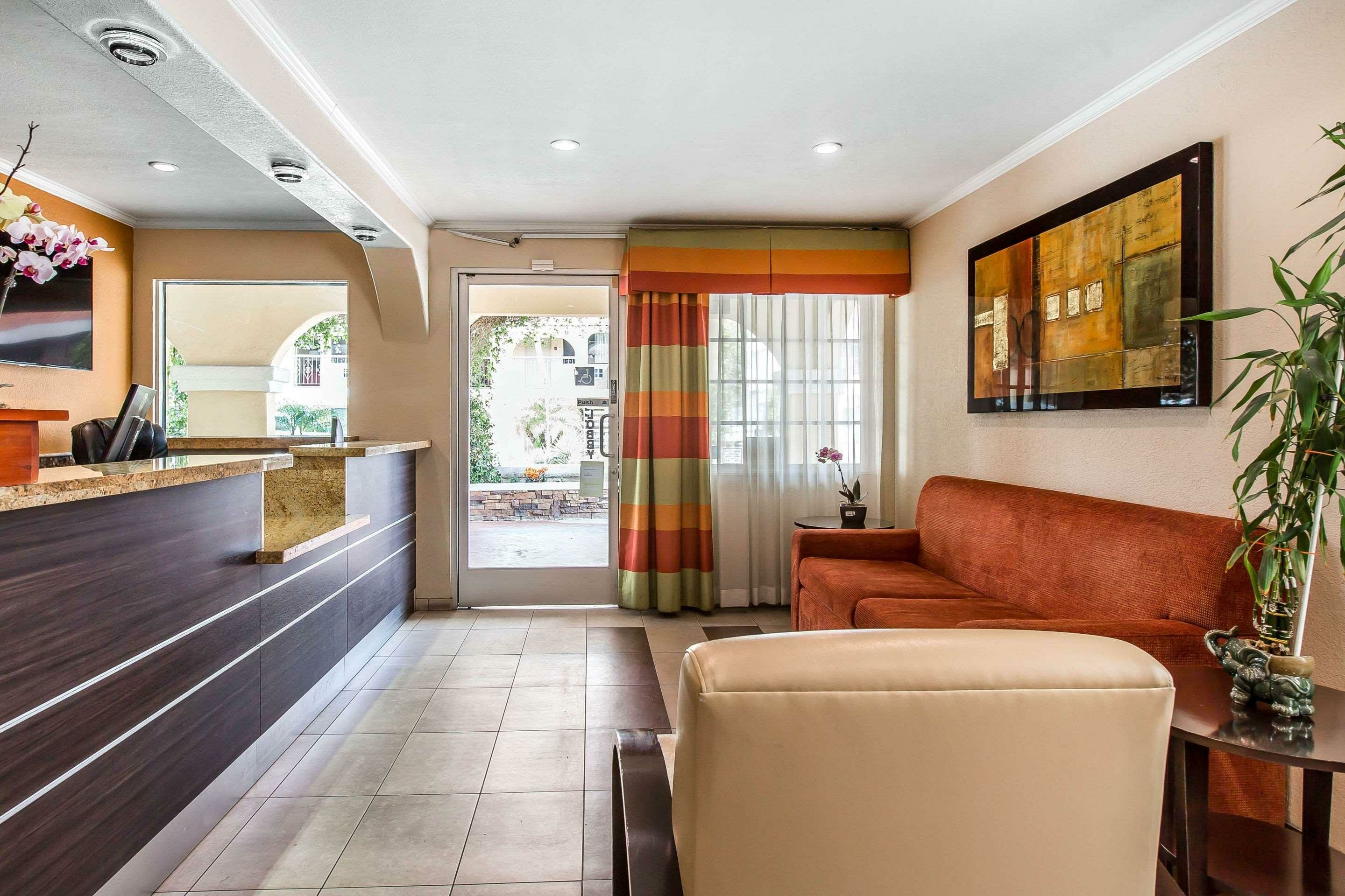 Фото Econo Lodge Inn & Suites El Cajon San Diego East