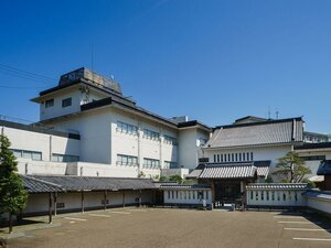 Гостиница Hotel Hoho A hotel overlooking the Echigo Plain and the Yahiko mountain range