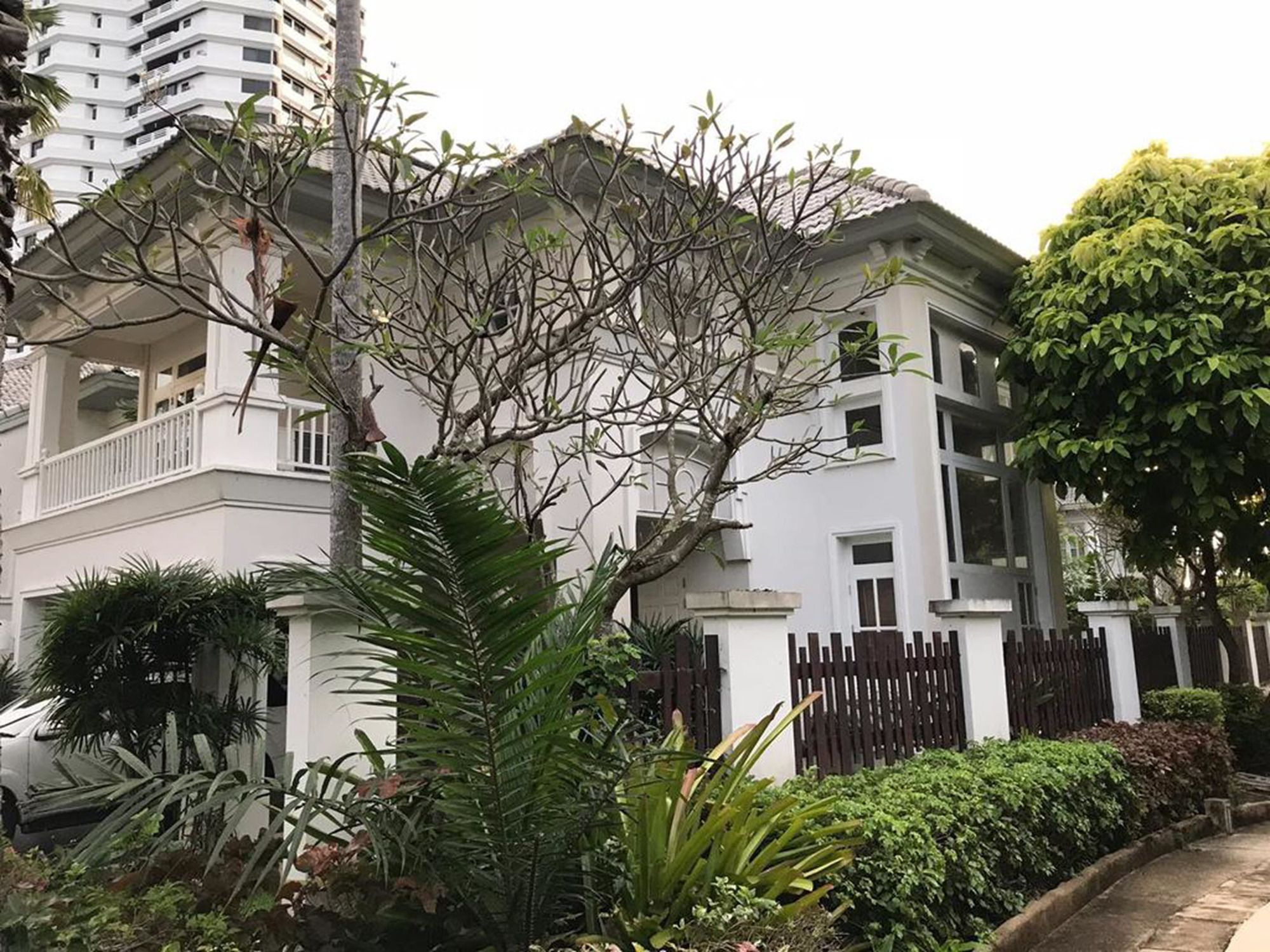 Фото Baan Dhewaran Beachfront Villa