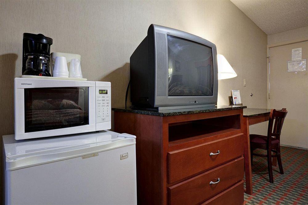 Фото Americas Best Value Inn Smithtown Long Island