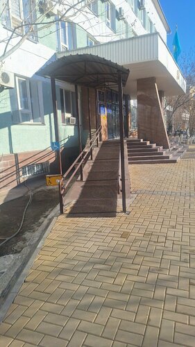 Әйелдер метрода киска кімде бар деп таласып жатқан