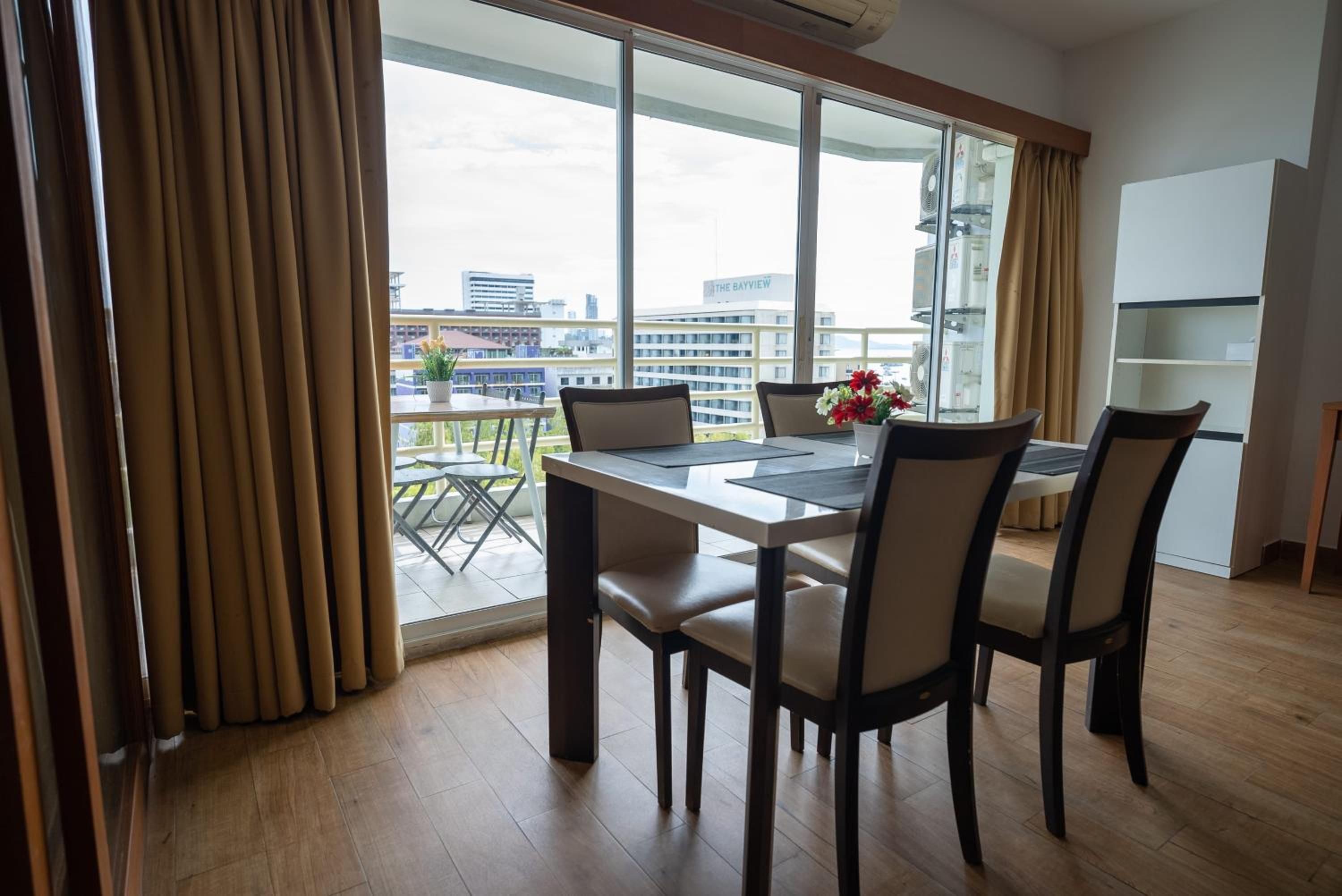 Фото Vtsix Condo Rentals at View Talay 6 Pattaya