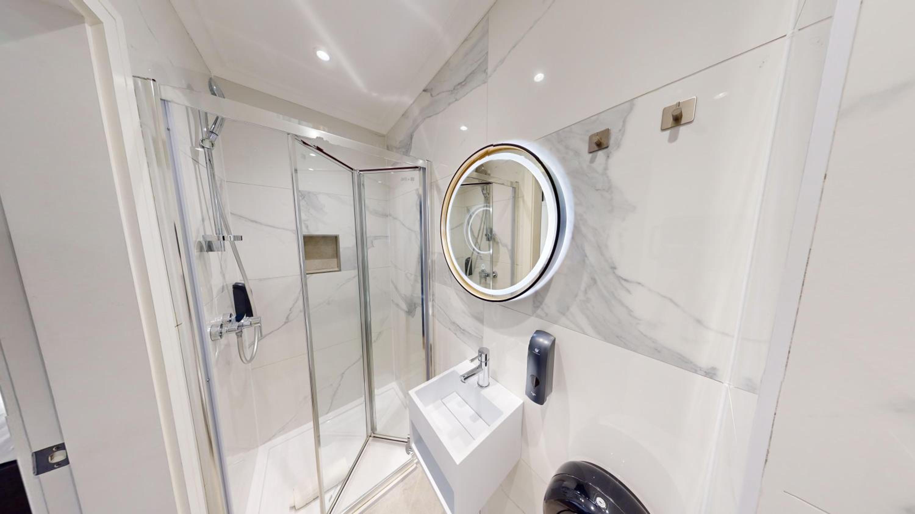 Фото Hyde Park Economy Apartments