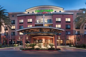 Гостиница Courtyard by Marriott Los Angeles Burbank Airport в Санта-Кларите
