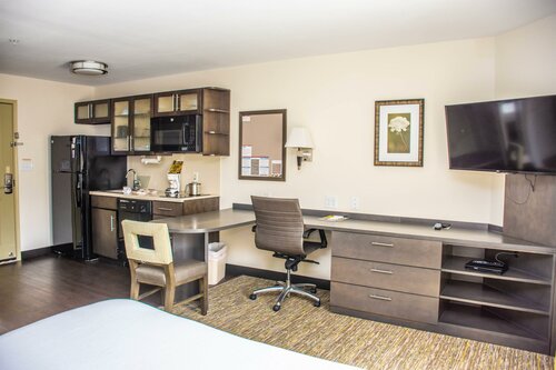 Гостиница Candlewood Suites Overland Park в Оверлэнд Парк