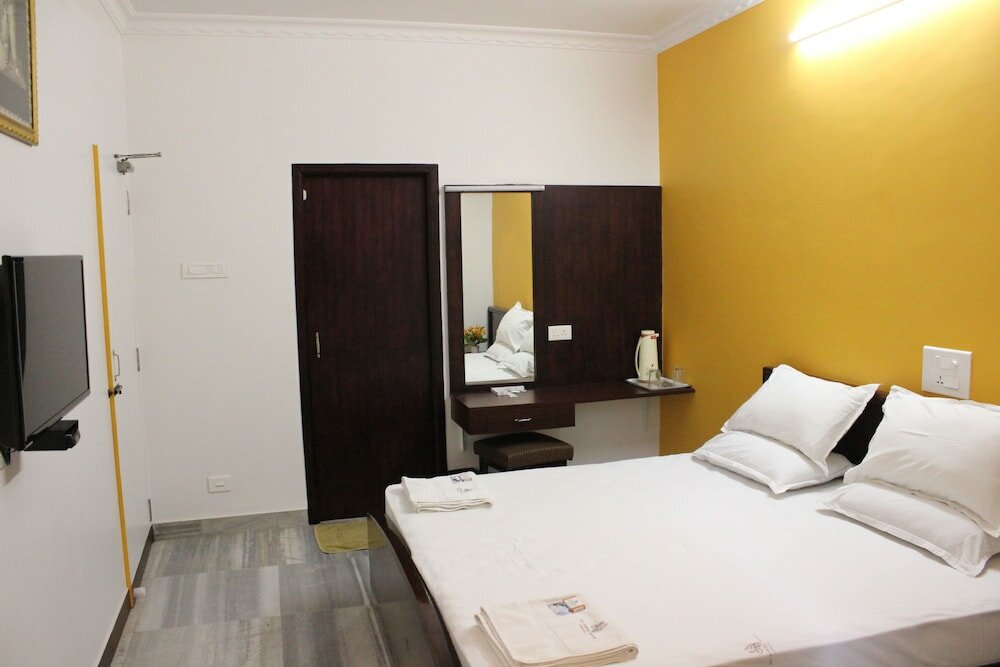 Фото Sri Aarvee Hotels