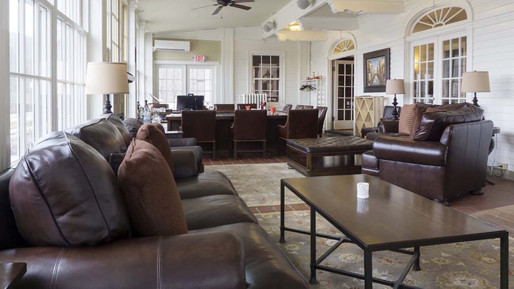 Фото The White House Inn