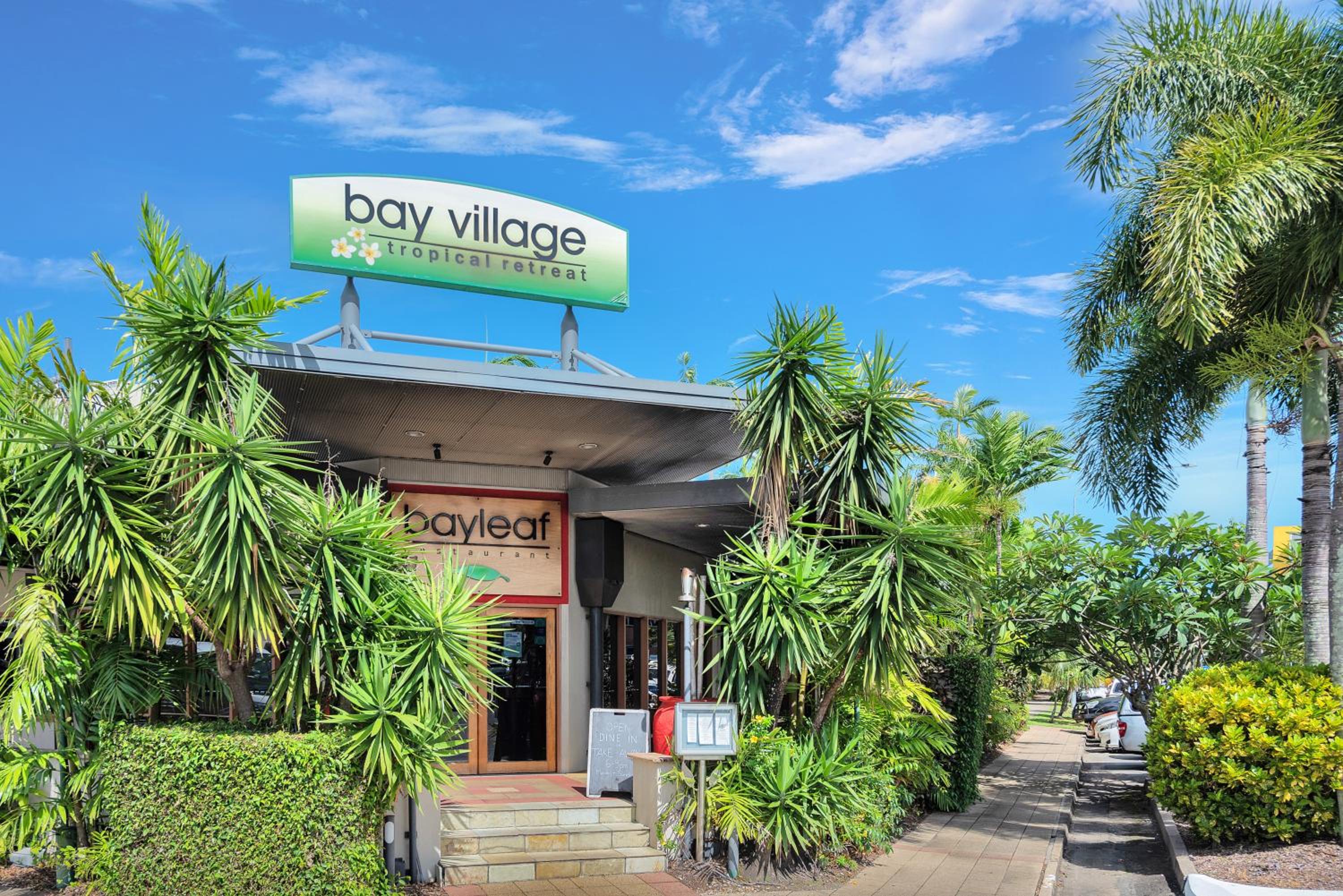 Фото Bay Village Tropical Retreat & Apartments