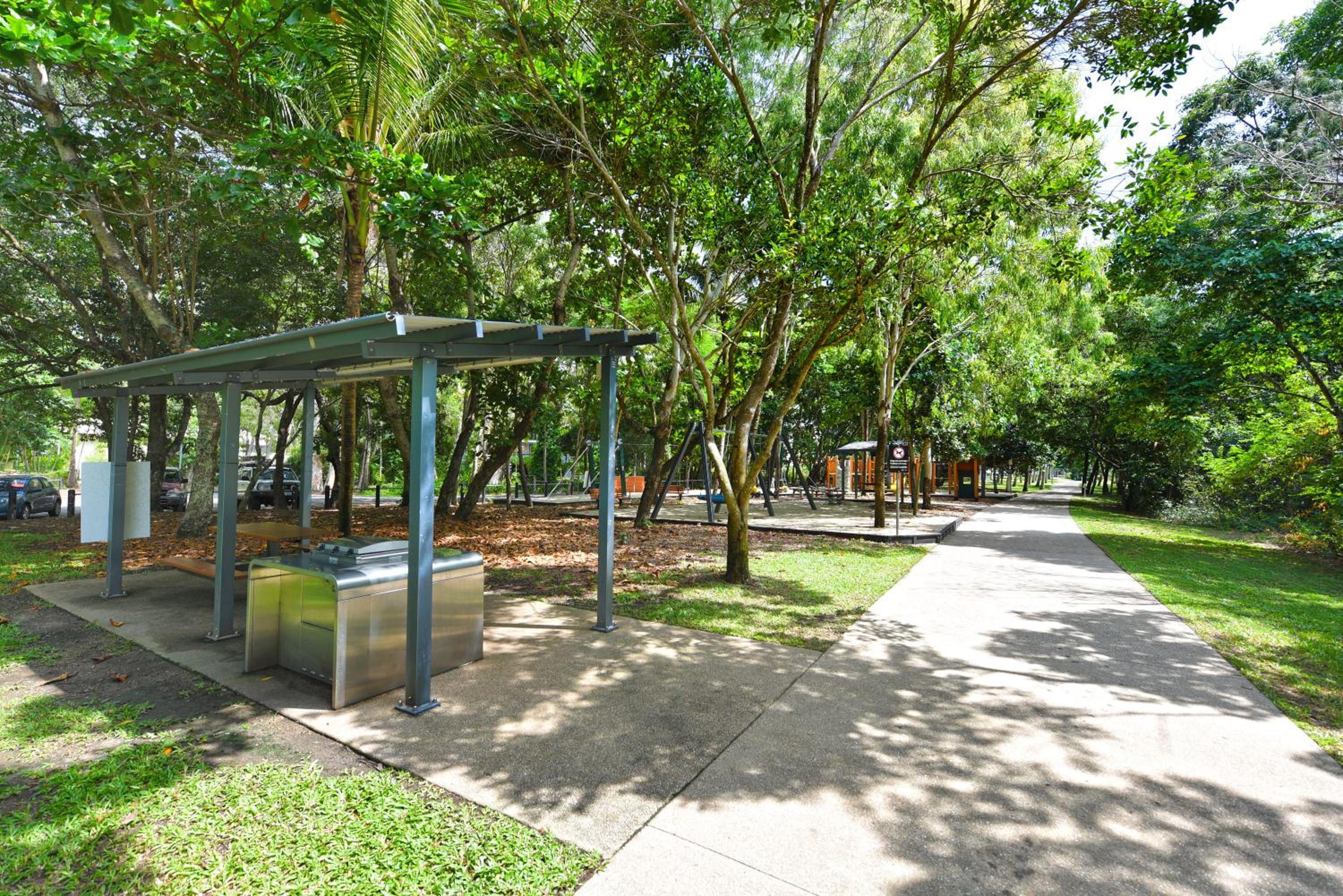 Фото Golden Sands Beachfront Apartment Resort