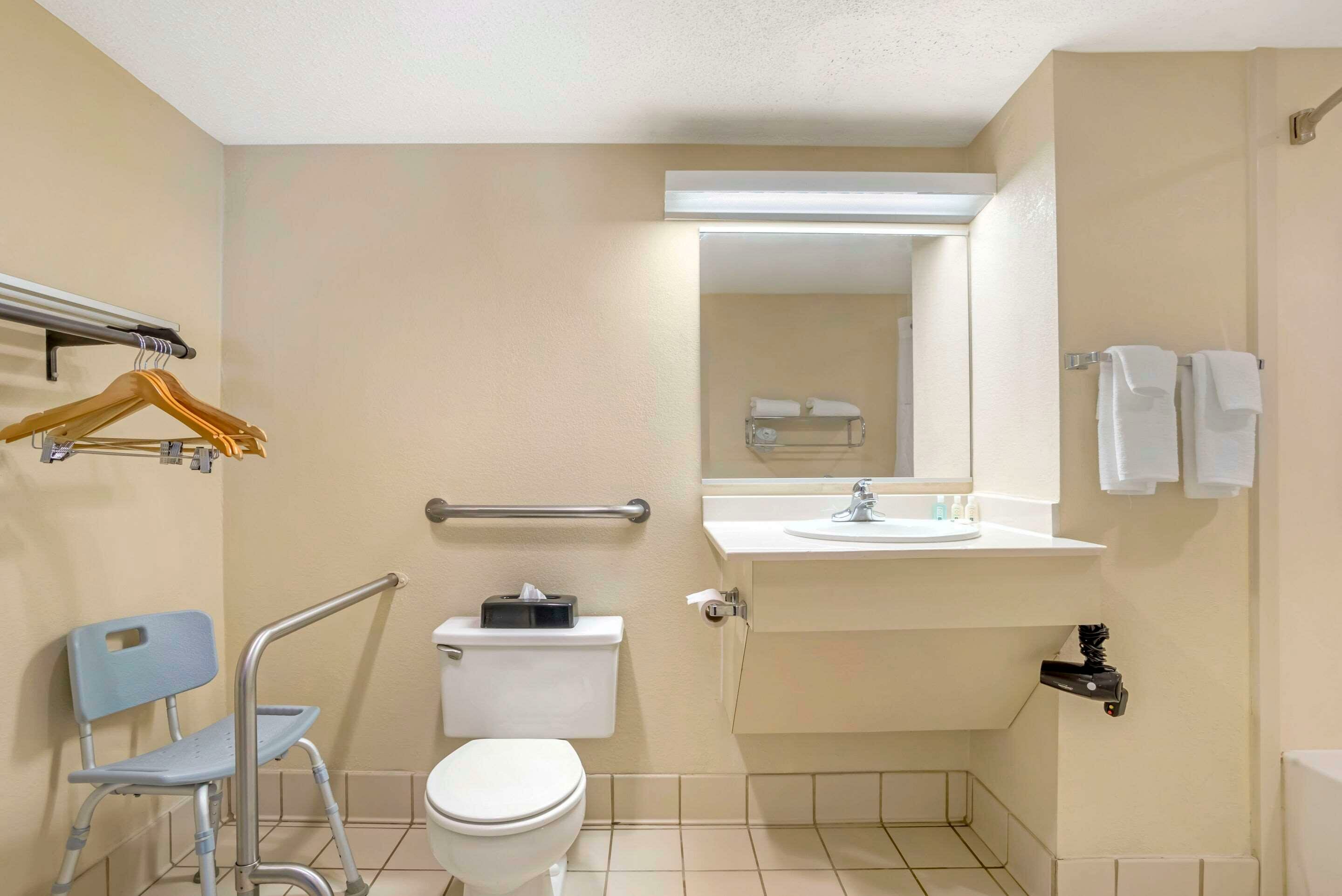 Фото Days Inn by Wyndham Wilkesboro