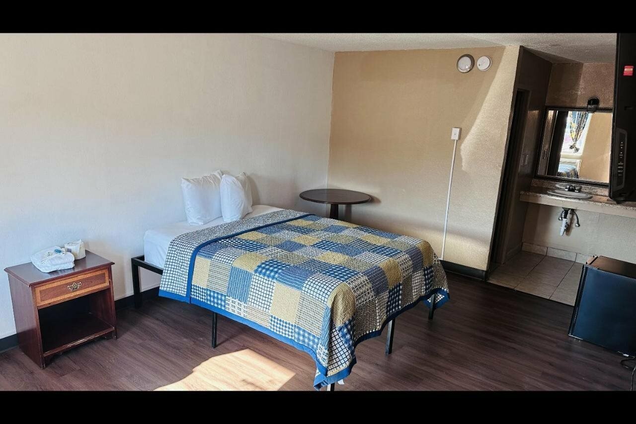 Фото Hallmark Inn by Oyo Fort Wayne