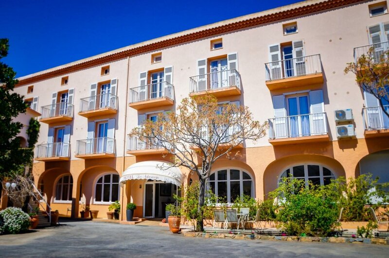 Гостиница Hôtel Les Arbousiers в Кальви
