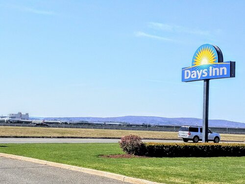 Внешний вид отеля Days Inn by Wyndham Windsor Locks Bradley Intl Airport в Уиндзор-Локсе, фото 2