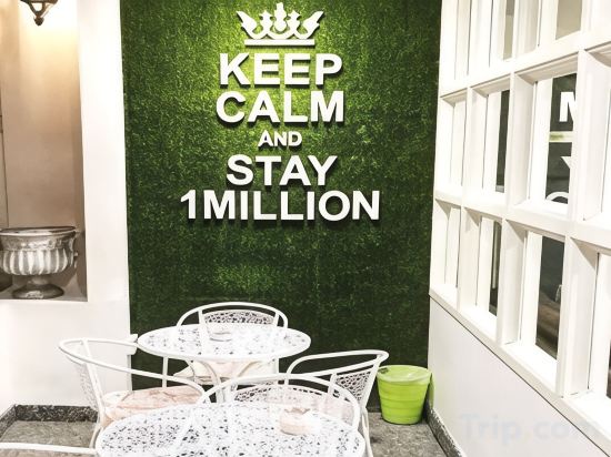 Фото 1 Million Hotel