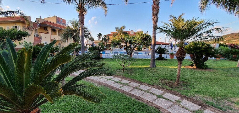 Фото Hotel Damanse