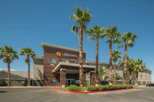 Гостиница La Quinta Inn & Suites by Wyndham Las Vegas Nellis в Норт-Лас-Вегасе