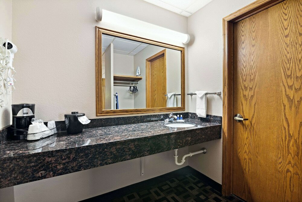 Фото Holiday Manor McPherson