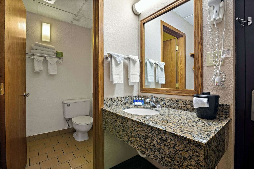 Фото Holiday Manor McPherson