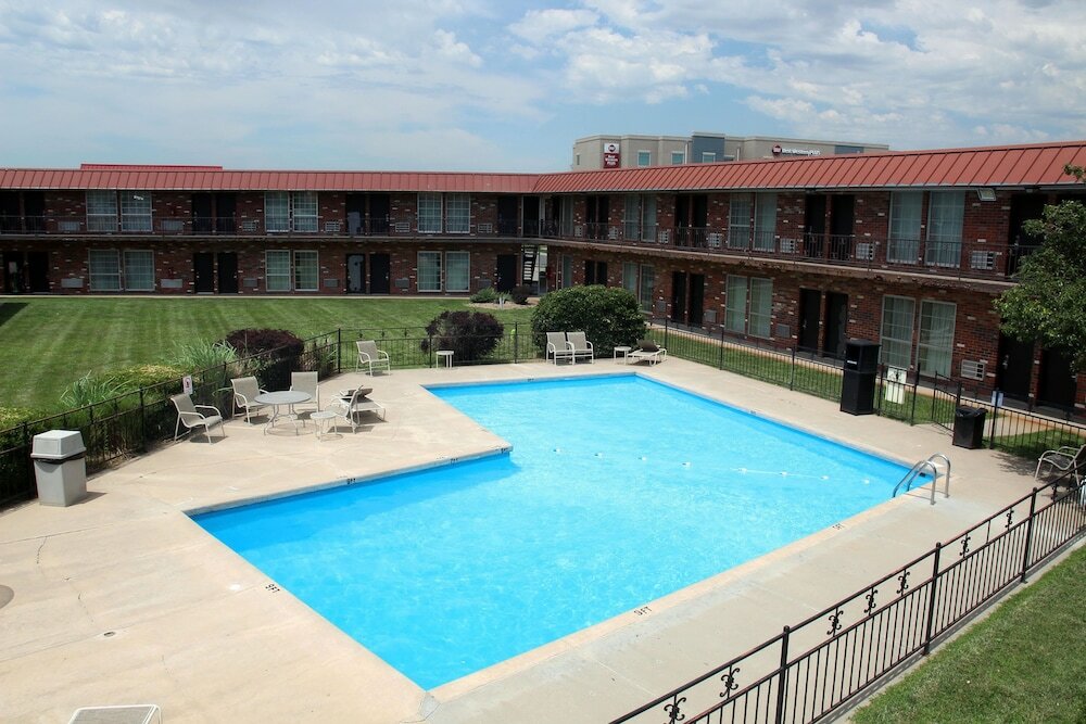 Фото Holiday Manor McPherson