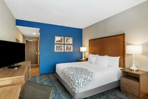 Гостиница La Quinta Inn & Suites by Wyndham Kansas City Beacon Hill