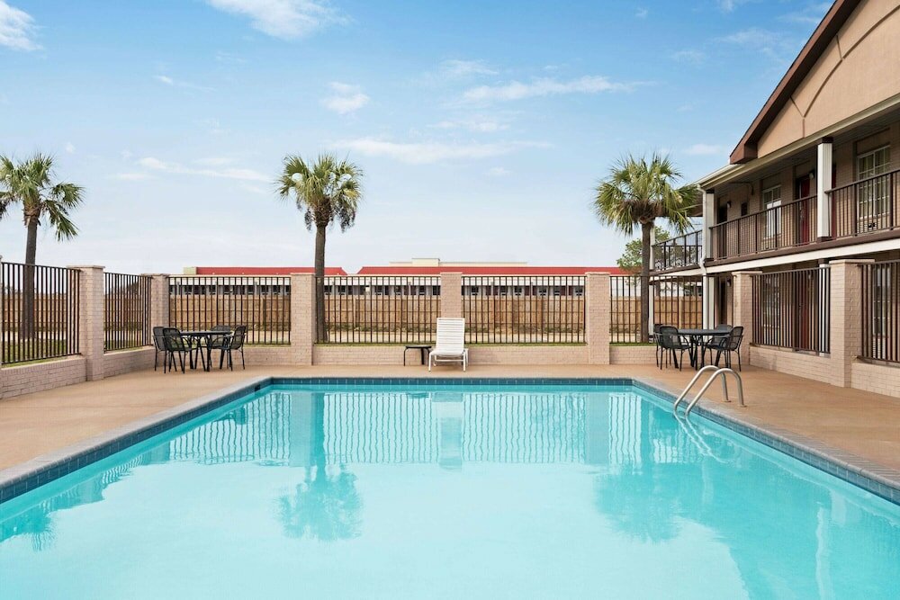 Фото Super 8 by Wyndham Gulfport Biloxi Airport